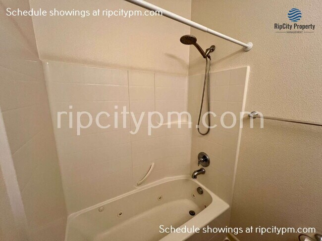 Building Photo - 1090 SW 170th Ave