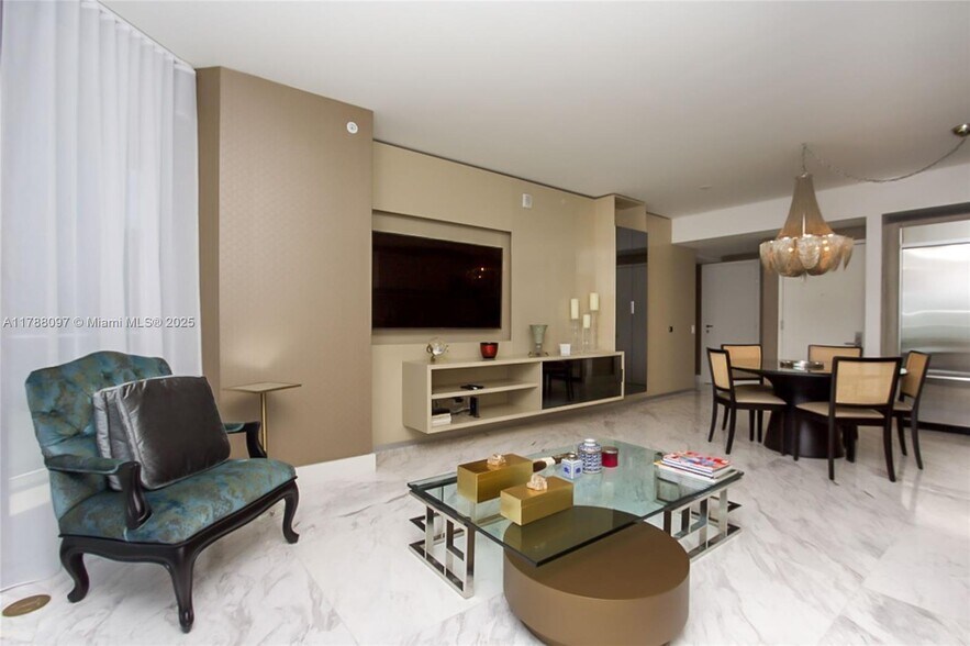 Building Photo - 1300 Brickell Bay Dr
