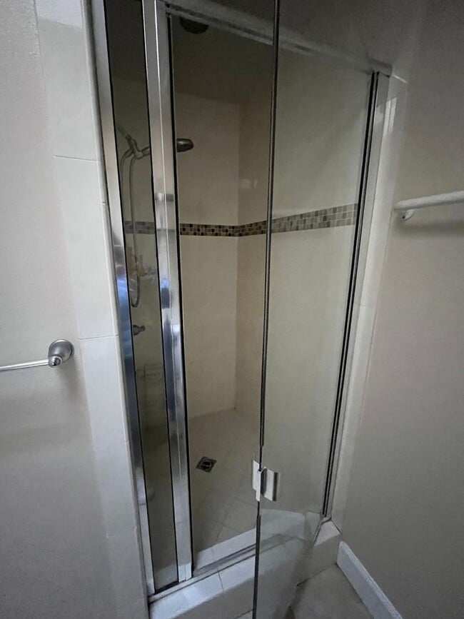 Building Photo - Spacious 3 bedroom, 3 bathroom apartment for rent in San Gabriel