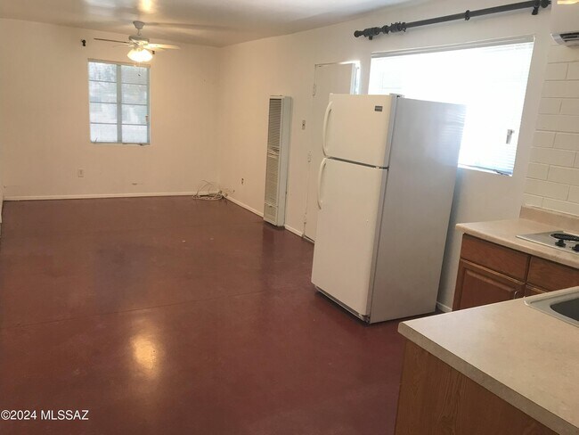 Building Photo - 720 N Irving Cir