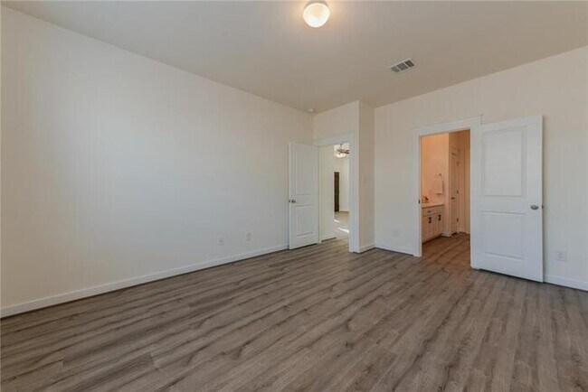 Building Photo - Beautiful townhome/condo located in Pfluge...