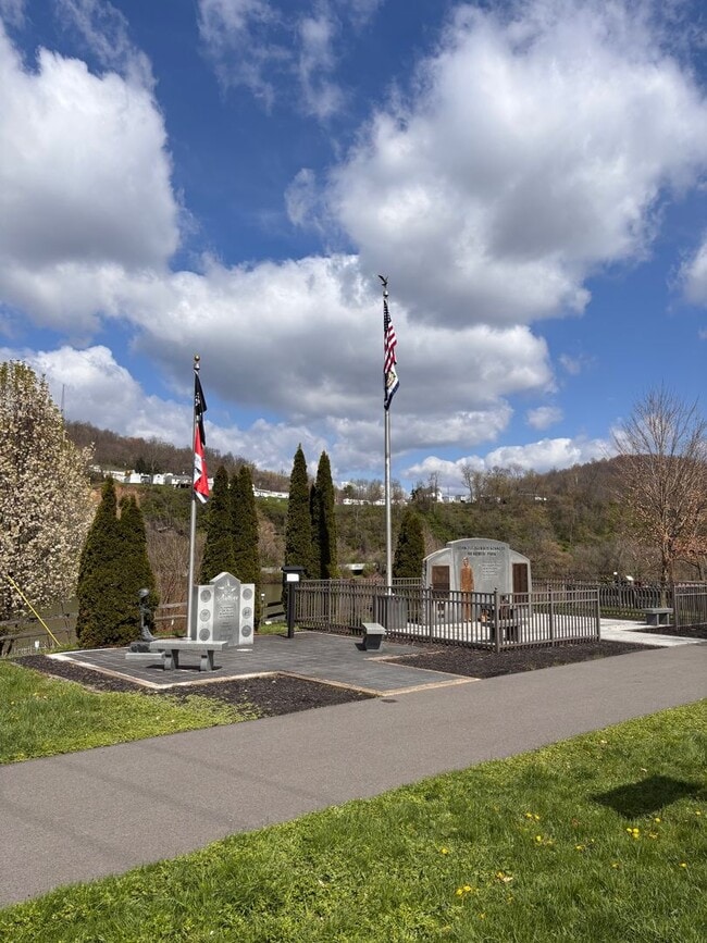 Building Photo - 2 Bedroom/2.5 Bath Townhome located in a Gated Community with a Water Front View! Available on 8/...