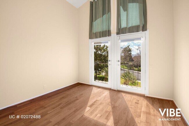 Building Photo - WESTLAKE HILLS- 5 BEDROOMS on a Quiet Street. Walk to everything!!!