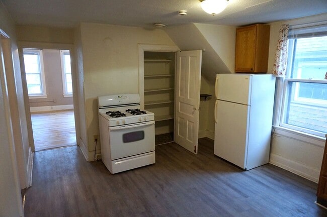 Building Photo - Large One Bedroom Unit Two Blocks From Brady Street.