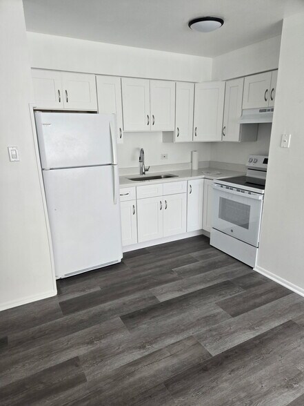 Kitchen - 504 Schroeder Ave