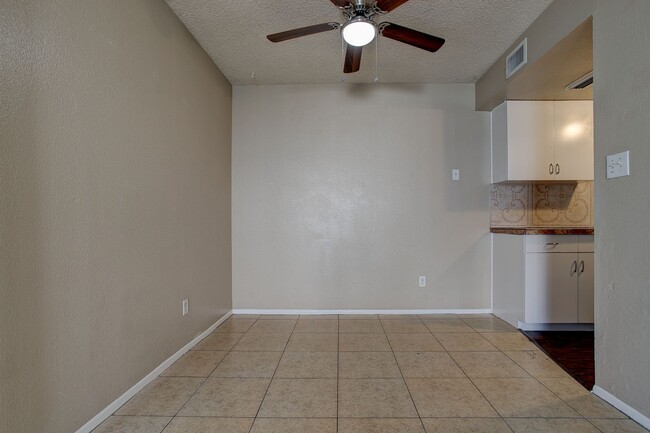 Building Photo - Wonderful Townhome centrally located.  Kit...