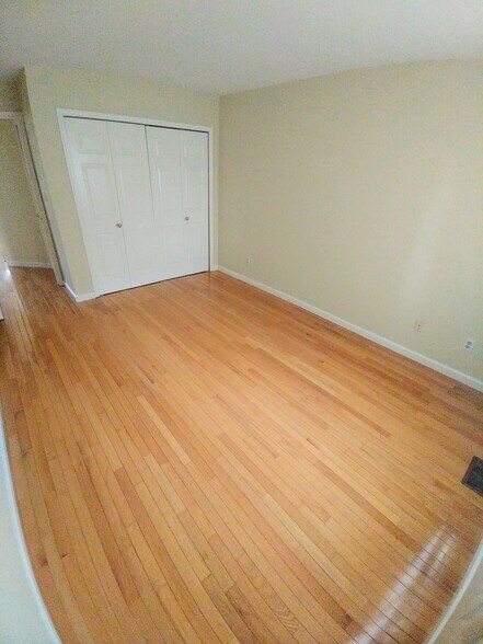 2nd bedroom - 15 Hanover Ct