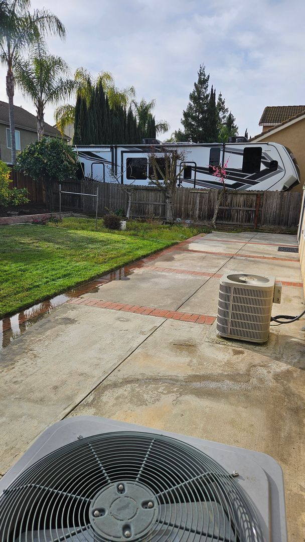 Building Photo - Large Six bedroom home for rent.