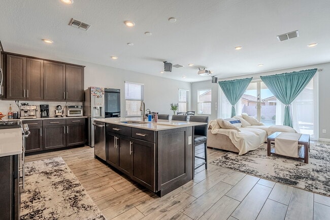 Building Photo - 9935 E Thornbush Ave