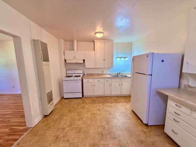 Building Photo - Charming 2-bedroom, 1-bathroom Duplex Loca...