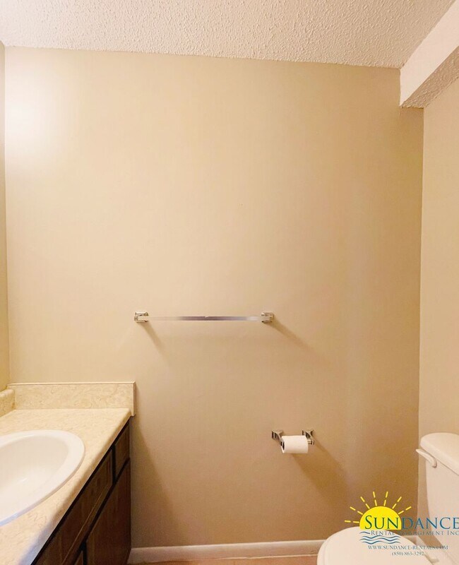 Building Photo - Great 2 Bedroom Townhouse in Fort Walton