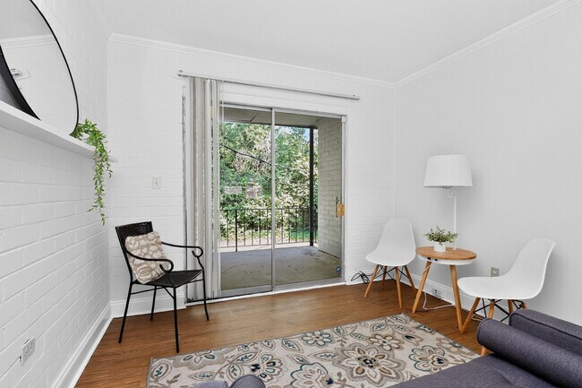 Building Photo - Charming One Bedroom Apartment In The Heart of Plaza Midwood!