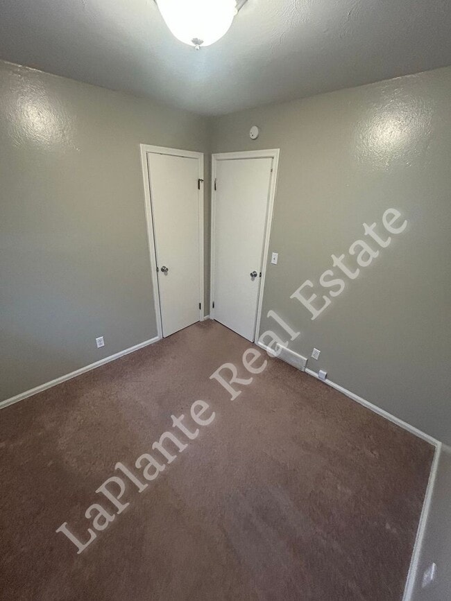 Building Photo - 1921 Northover Rd