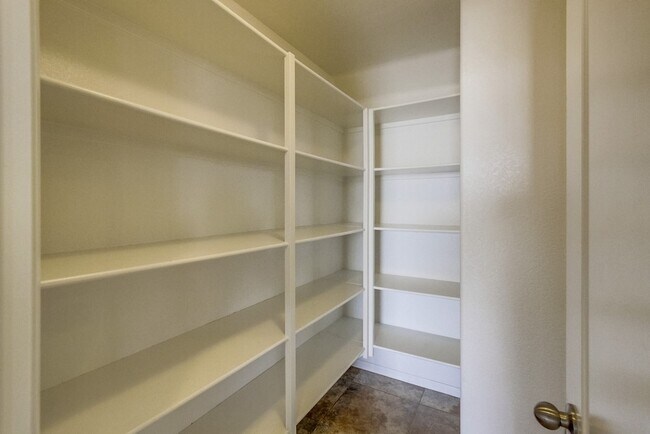 Building Photo - Beautiful Sky Ranch home with Spectacular Views!