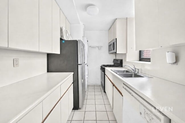 Building Photo - 317 W 95th St