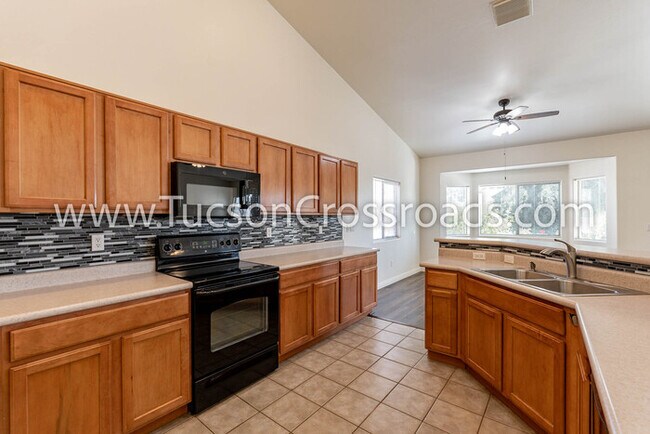 Building Photo - 4 Bedroom / 2 Bathroom Home