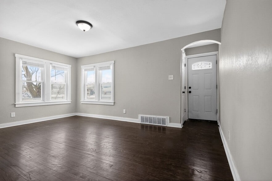 Building Photo - 1631 W Custer Ave