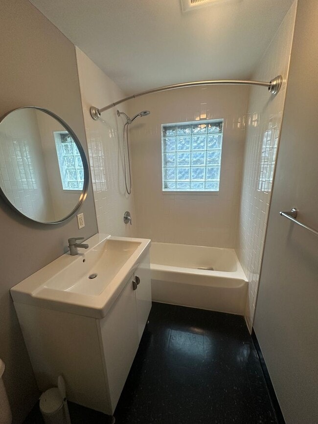 Building Photo - Luxury Living on Summit Ave! – Spacious 3B...