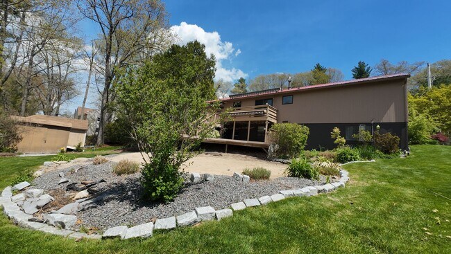 Building Photo - Beautifully remodeled 3 bedroom, 2 bathroom single family in South Nashua