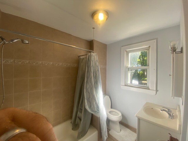 Bathroom 1 - 346 Pine St