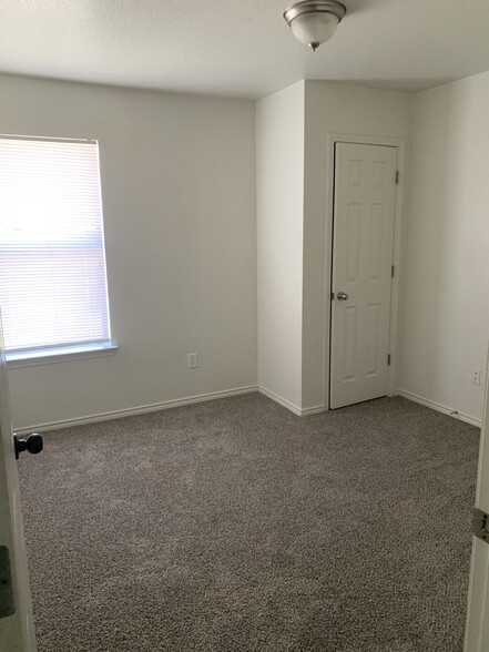 Building Photo - 2706 Ashley Dr
