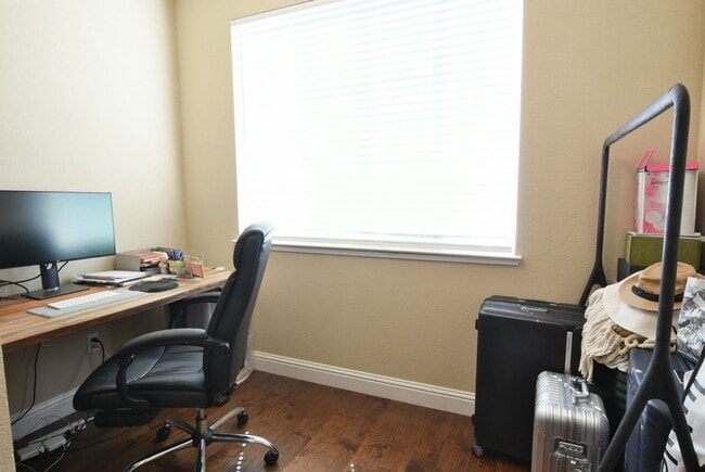 Building Photo - Beautiful and Modern 3 Bedroom 3.5 Bath Tr...
