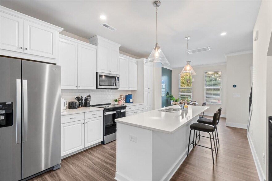 Building Photo - 2005 Clarksdale Dr