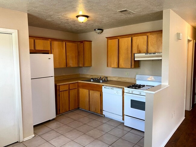 Building Photo - 2/1 Duplex Available 7/29/2026!