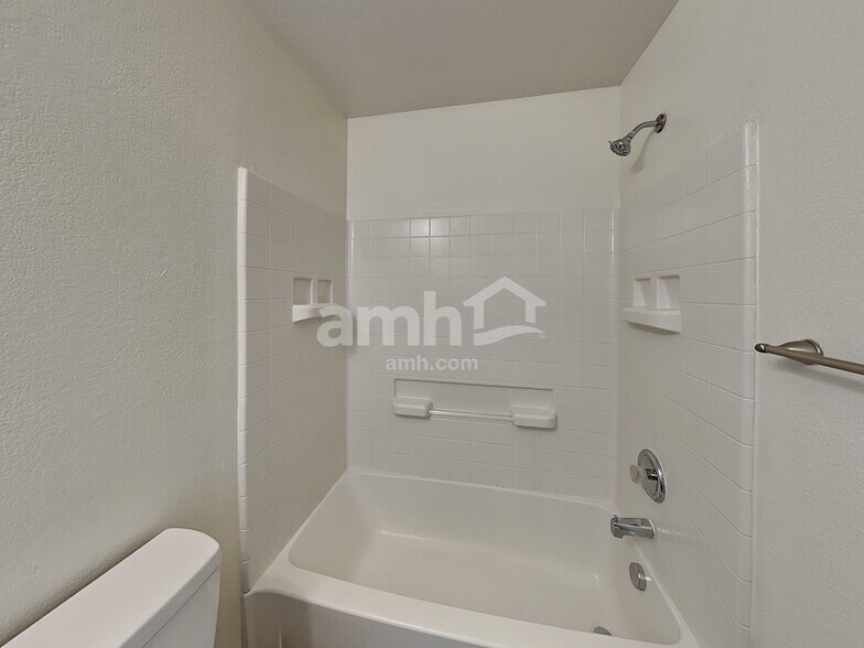 Building Photo - 5552 N Genoa St