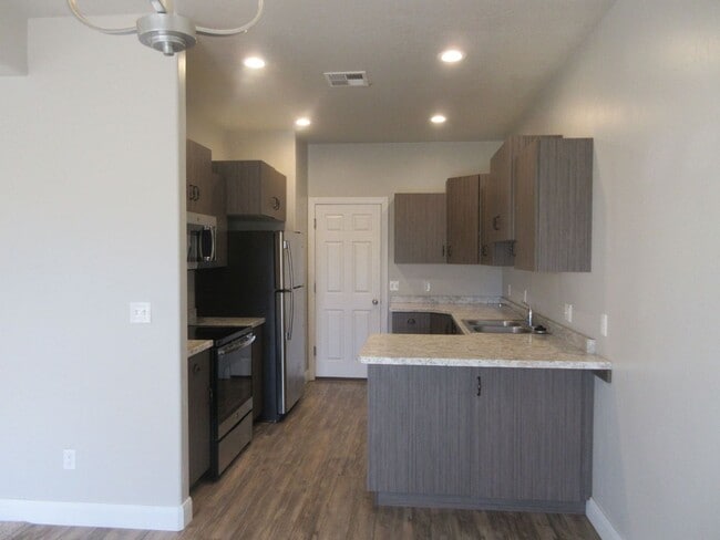 Building Photo - Newer townhome in the heart of Cedar City! Short Term Available.