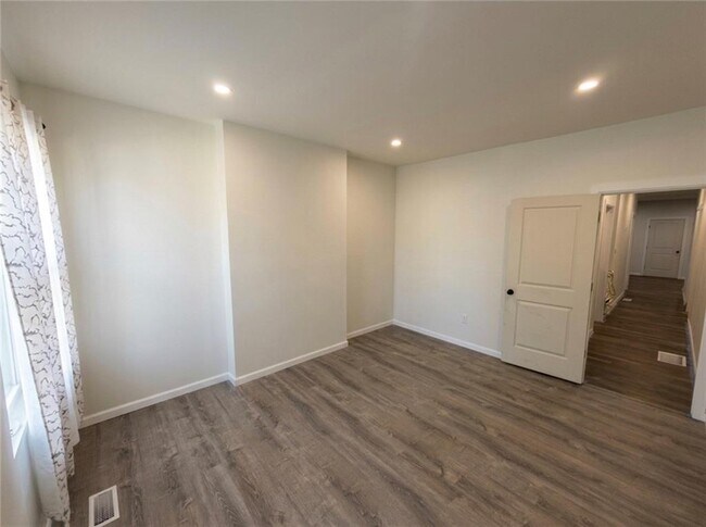 Building Photo - 693 3rd St