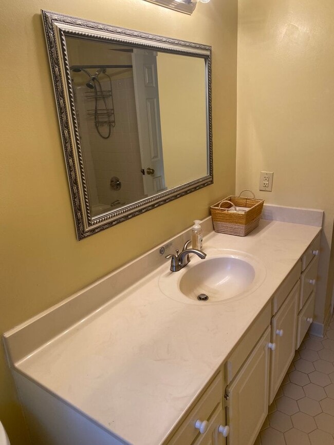 Building Photo - 3 Bedroom 3 Bath Brick Ranch