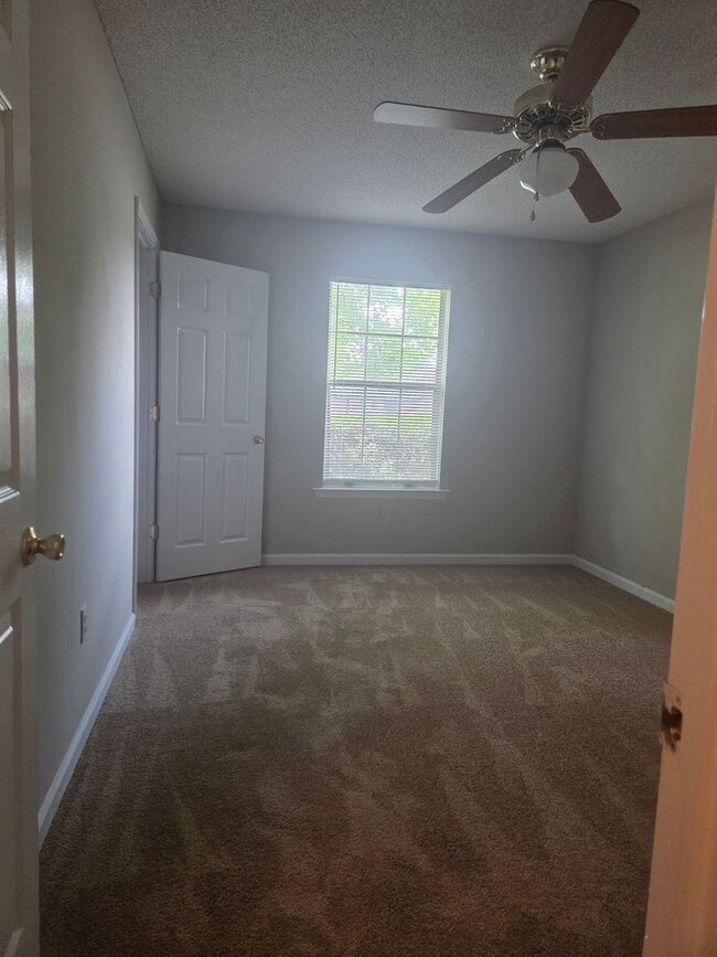 Building Photo - Beautiful very spacious 4 Bed/2 Bath