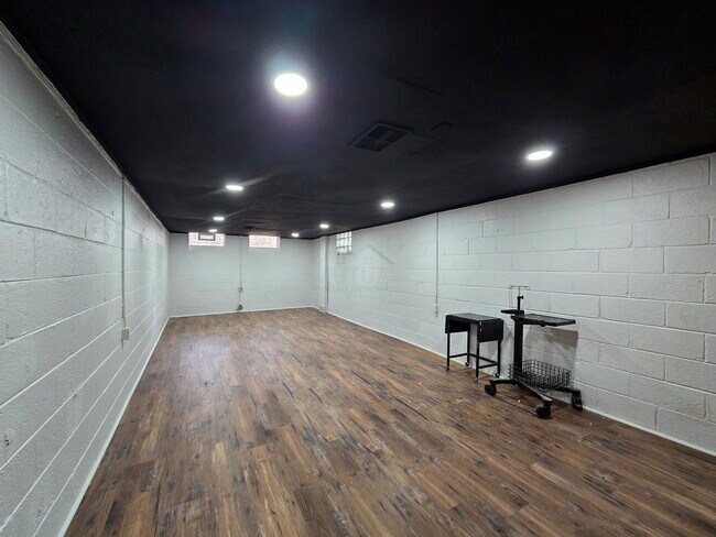 Building Photo - 22419 Fairway Dr