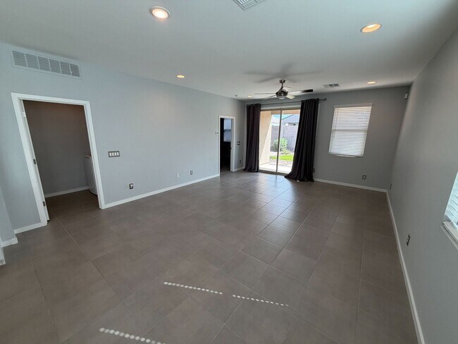 Building Photo - 3673 E Sandoval Dr