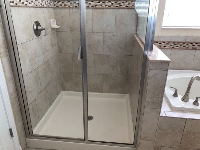 Building Photo - 5 Bedroom / 3.5 Bathroom House at Independ...