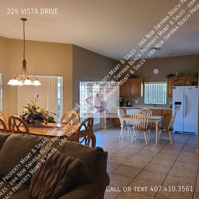 Building Photo - 225 Vista Dr