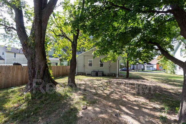 Building Photo - 419 N Beville Ave
