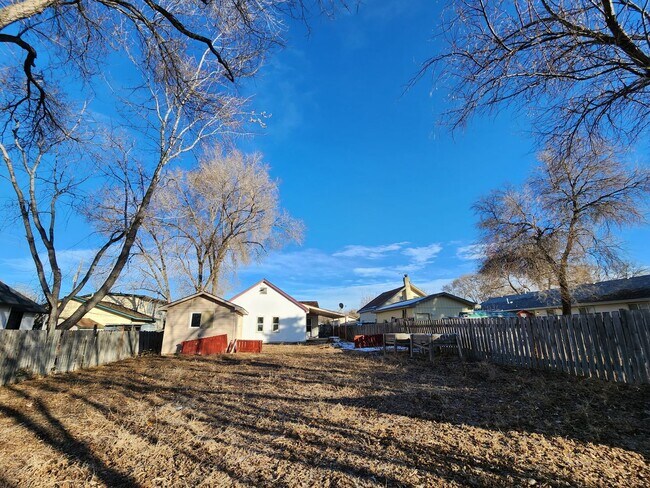 Building Photo - Charming Home with Large Backyard!