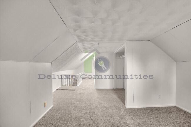 Building Photo - Spacious 4 Bedroom- Whole Home!