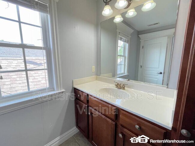 Building Photo - 2940 Hollister Ave