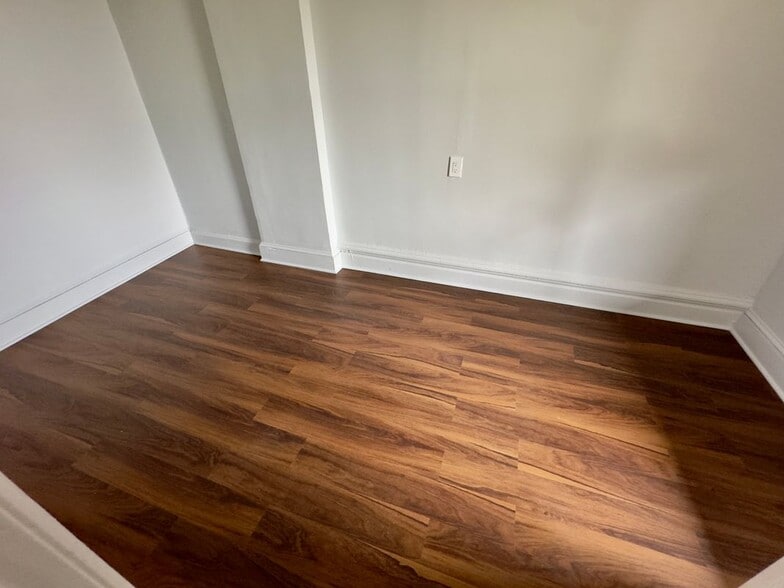 Building Photo - 1549 W Chicago Ave