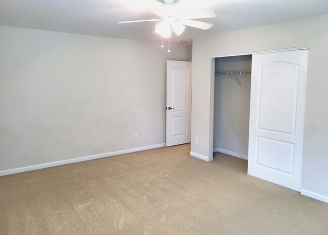 Building Photo - 105 Clubhouse Dr