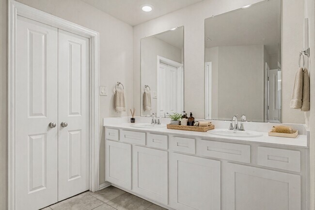 Building Photo - 5104 Chapel Heights Dr