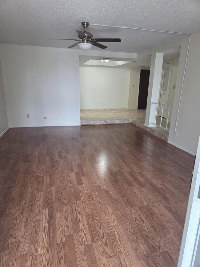 Building Photo - 3750 Inverrary Dr