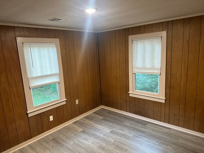 Building Photo - 2 Bedroom, 1 Bathroom Home w/ Fenced-In Backyard and Covered Front Porch in Downtown Springdale