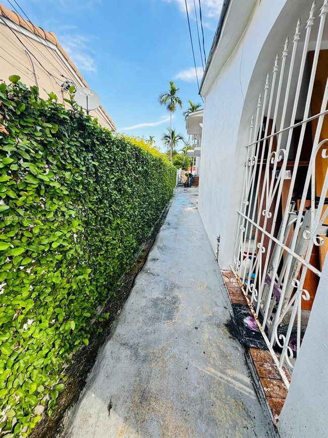 Building Photo - 215 NW 35th Ave