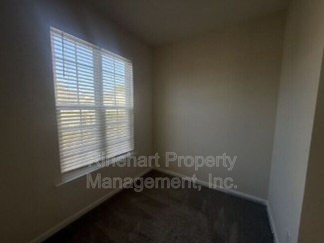 Building Photo - 2413 Woodridge Dr