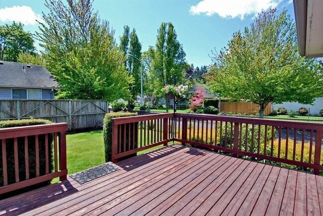 Building Photo - 3bd/2ba With Beautiful Private Fully Fence...