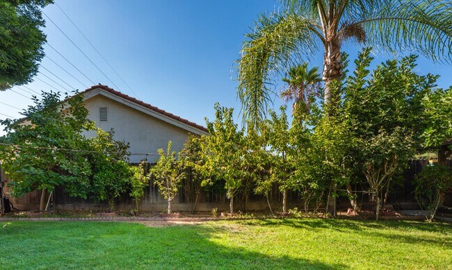 Building Photo - 5742 W Palo Alto Ave